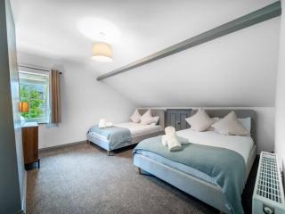 Yorkshire Luxury 7 Bedroom Manor with Hot Tub and Steam Room | Sleeps 16 thumbnail