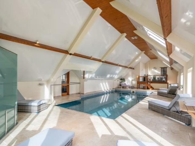 Shropshire 16 Sleeper House with Pool and Sauna image