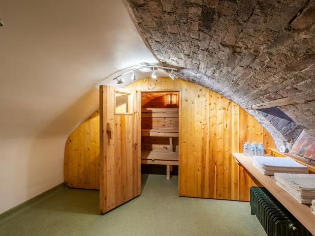 Shropshire 16 Sleeper House with Pool and Sauna image