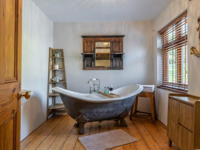 Shropshire 16 Sleeper House with Pool and Sauna image