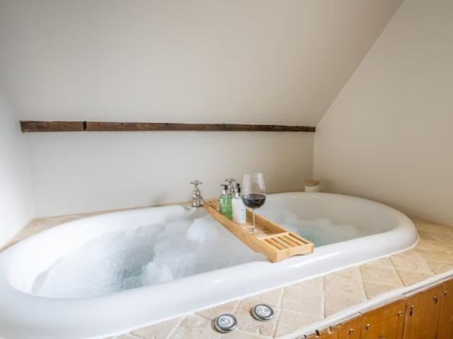 Shropshire 16 Sleeper House with Pool and Sauna image
