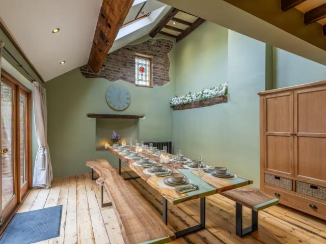 Shropshire 16 Sleeper House with Pool and Sauna image