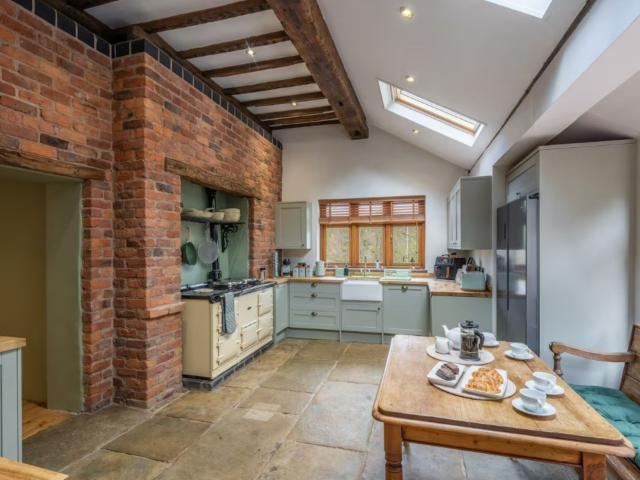 Shropshire 16 Sleeper House with Pool and Sauna image