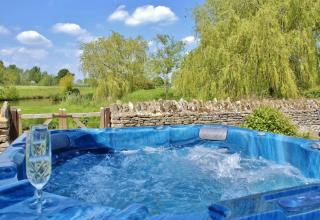 Cotswold 24 Sleeper with Hot Tub and BBQ