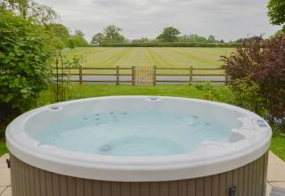 Cotswold 22 Sleeper with Hot Tub