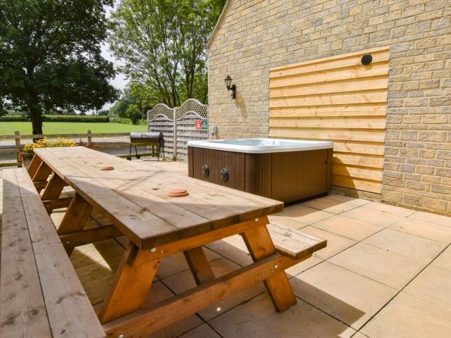 Cotswold 20 Sleeper Stables with Hot Tub image