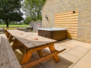 Cotswold 20 Sleeper Stables with Hot Tub thumbnail