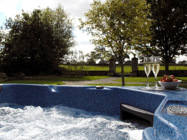 Cotswold 18 Sleeper with Hot Tub image