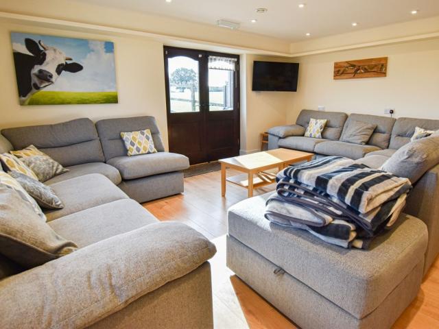 Cotswold 16 Sleeper with Hot Tub image