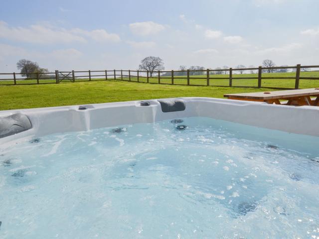 Cotswold 16 Sleeper with Hot Tub image