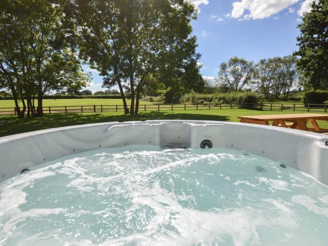 Cotswold 10 Sleeper with Hot Tub image