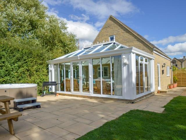 Cotswold 10 Sleeper with Hot Tub image