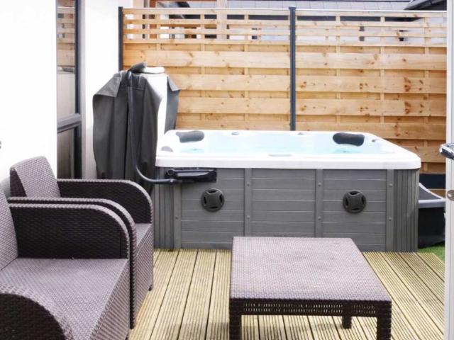 The Cottages Sleeps 17 with 4 x Hot Tubs image