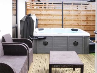 The Cottages Sleeps 17 with 4 x Hot Tubs thumbnail