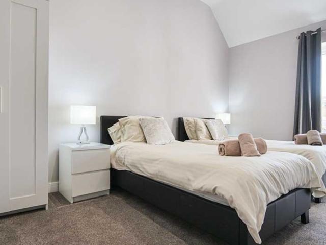 The Cottages Sleeps 17 with 4 x Hot Tubs image