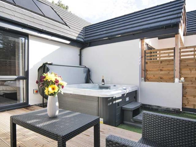 The Cottages Sleeps 17 with 4 x Hot Tubs image