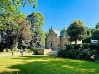Manor House with Hot Tub - Sleeps 18 thumbnail