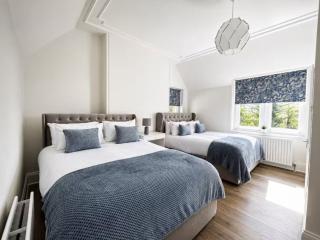 Manor House with Hot Tub - Sleeps 18 thumbnail