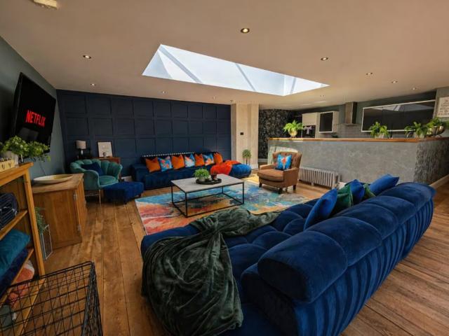 18 Sleeper Stables with Hot Tub image