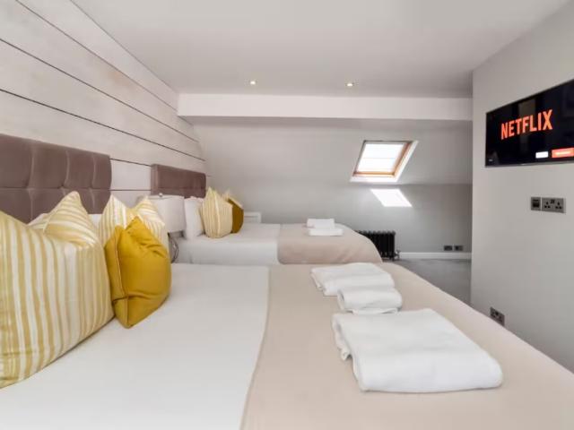 18 Sleeper Stables with Hot Tub image