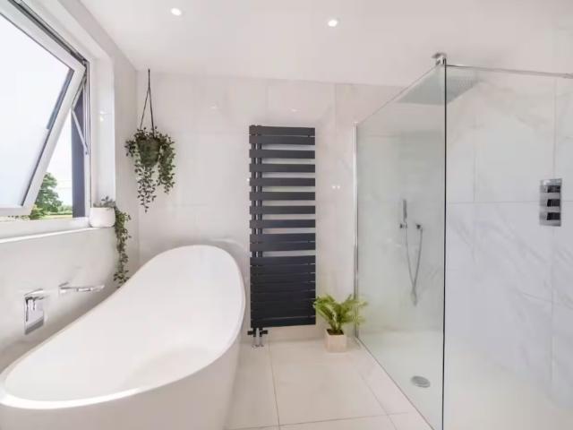 18 Sleeper Stables with Hot Tub image
