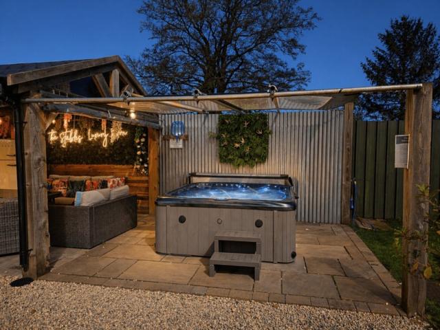 18 Sleeper Stables with Hot Tub image