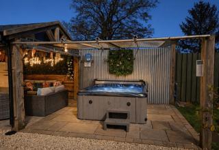 18 Sleeper Stables with Hot Tub