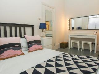 22 Sleeper Townhouse | With Rooftop Terrace thumbnail