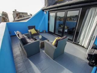 22 Sleeper Townhouse | With Rooftop Terrace thumbnail