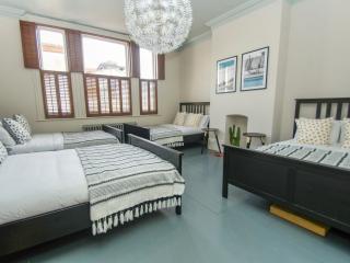 22 Sleeper Townhouse | With Rooftop Terrace thumbnail