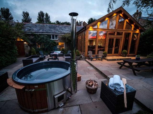 Lancashire 16 Sleeper Cottage with Hot Tub image