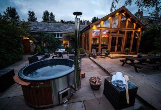 Lancashire 16 Sleeper Cottage with Hot Tub