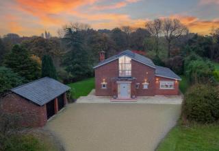 18 Sleeper House with Hot Tub, Bar.