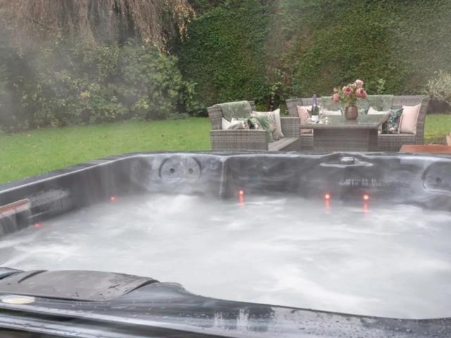 18 Sleeper House with Hot Tub, Bar. image