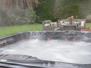 18 Sleeper House with Hot Tub, Bar. thumbnail