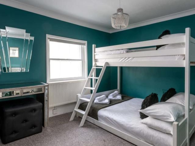18 Sleeper House image