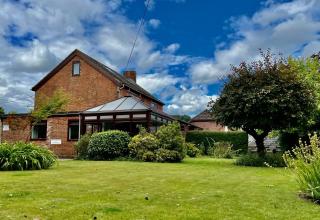 New Forest | Farmhouse and Lodge sleeps 20 with Hot tub