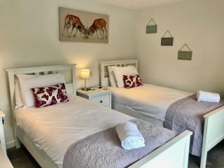 New Forest | Farmhouse and Lodge sleeps 20 with Hot tub thumbnail