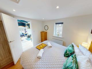 New Forest | Farmhouse and Lodge sleeps 20 with Hot tub thumbnail