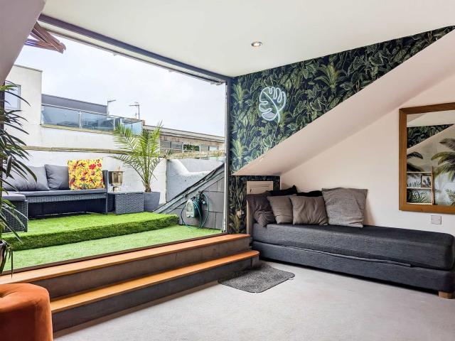 16 Sleeper House With Roof Terrace image