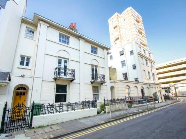 Brighton | 18 Sleeper House image