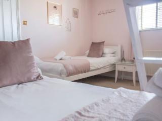 Brighton | 20 Sleeper Townhouse thumbnail