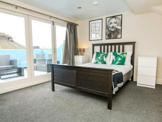 Brighton | 22 Sleeper Townhouse with Rooftop Terrace image