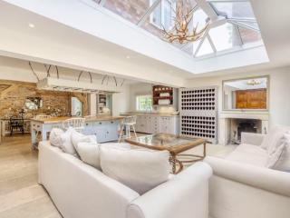 Dorset Retreat | Sleeps 22 with Indoor Pool thumbnail