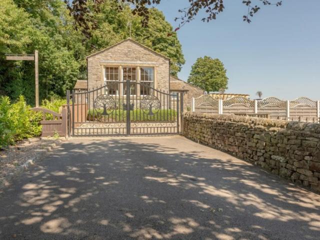 North Yorkshire 16 Sleeper House With Hot Tub image