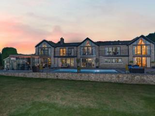 Somerset | Deluxe 28 Sleeper House with Heated Pool thumbnail