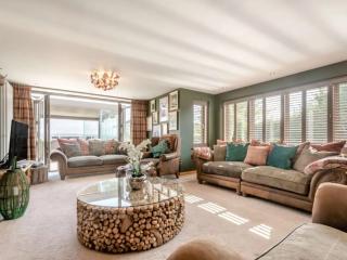Somerset | Deluxe 28 Sleeper House with Heated Pool thumbnail