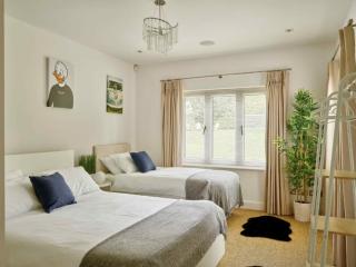 Cheltenham | 24 Sleeper with Hot tub and Pool thumbnail