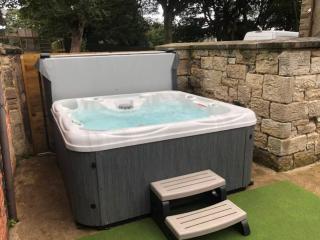 Newcastle | 10-12 Sleeper Vicarage with Hot tub and Tennis Court thumbnail