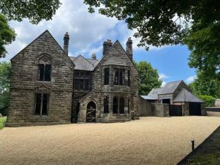 Newcastle | 10-12 Sleeper Vicarage with Hot tub and Tennis Court thumbnail